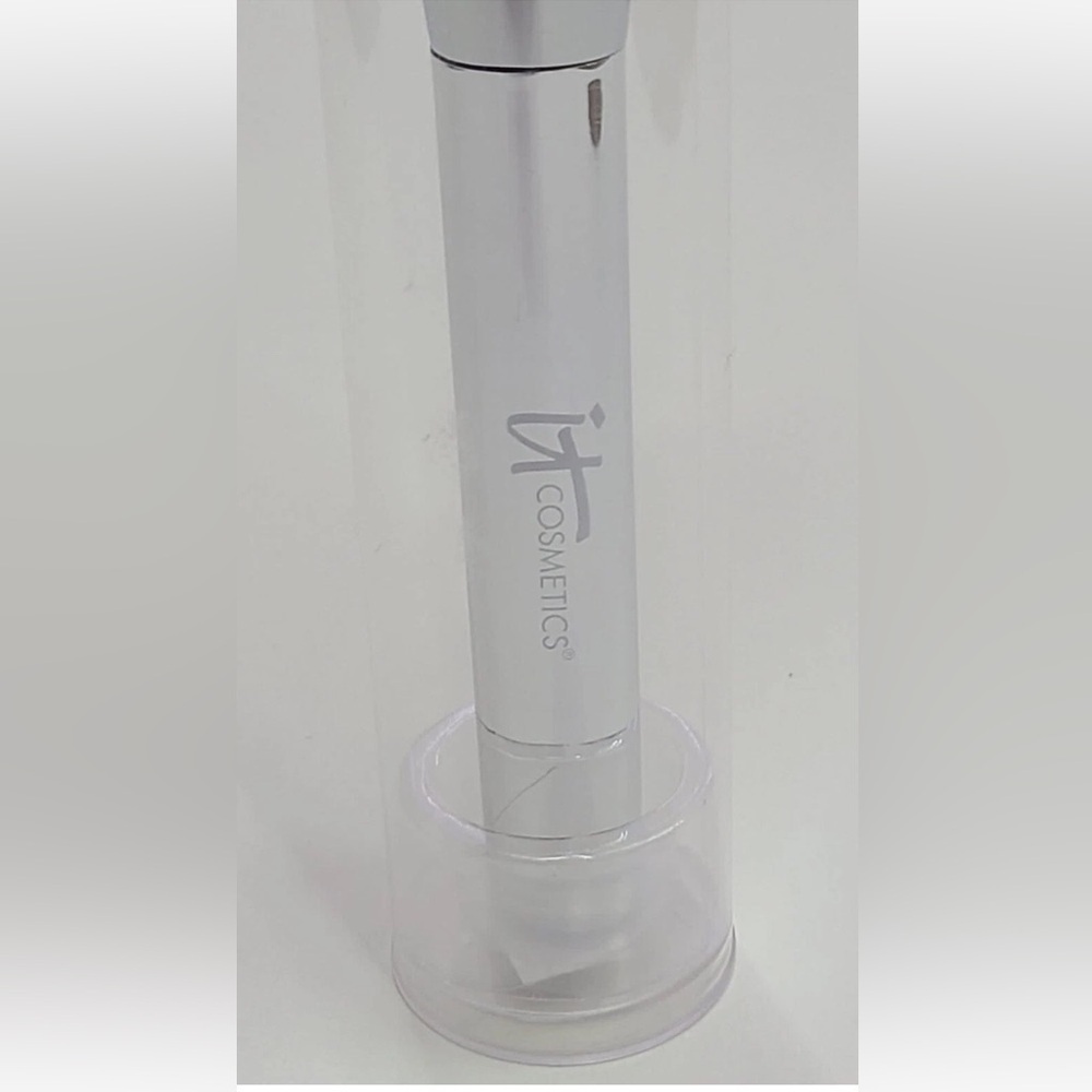it Cosmetics Foundation Brush - Picture 7 of 8